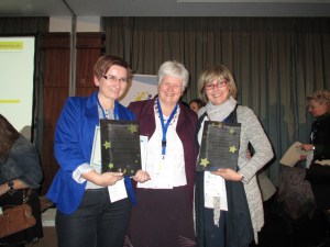 premiazione con Anne Gilleran responsabile pedagogico etwinning